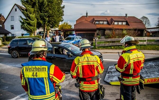 Vorfahrtsunfall fordert eine Verletzte und sorgt fuer Verkehrschaos - Bild 14_11