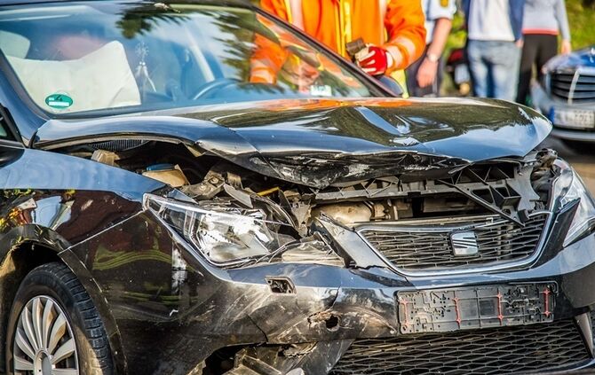 Vorfahrtsunfall fordert eine Verletzte und sorgt fuer Verkehrschaos - Bild 15_12