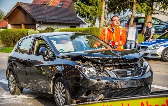 Vorfahrtsunfall fordert eine Verletzte und sorgt fuer Verkehrschaos - Bild 16_13