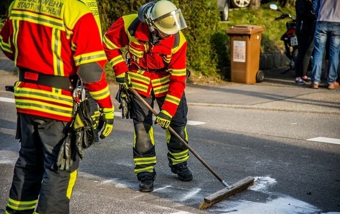 Vorfahrtsunfall fordert eine Verletzte und sorgt fuer Verkehrschaos - Bild 18_14
