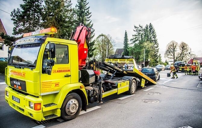 Vorfahrtsunfall fordert eine Verletzte und sorgt fuer Verkehrschaos - Bild 20_15