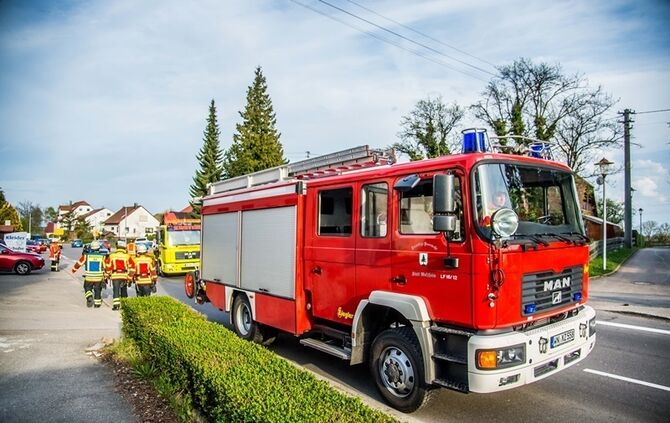 Vorfahrtsunfall fordert eine Verletzte und sorgt fuer Verkehrschaos - Bild 10_16