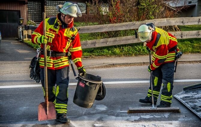 Vorfahrtsunfall fordert eine Verletzte und sorgt fuer Verkehrschaos - Bild 19_17