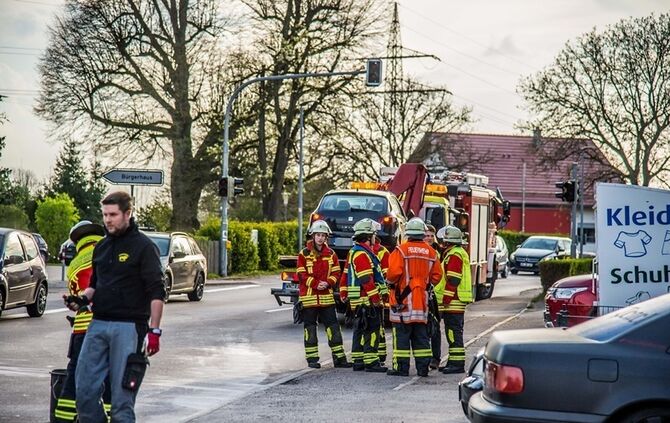 Vorfahrtsunfall fordert eine Verletzte und sorgt fuer Verkehrschaos - Bild 21_18