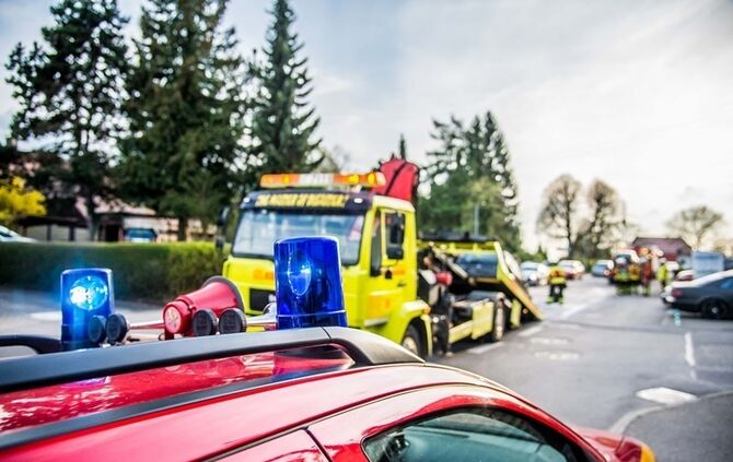 Vorfahrtsunfall fordert eine Verletzte und sorgt fuer Verkehrschaos - Bild 22_19
