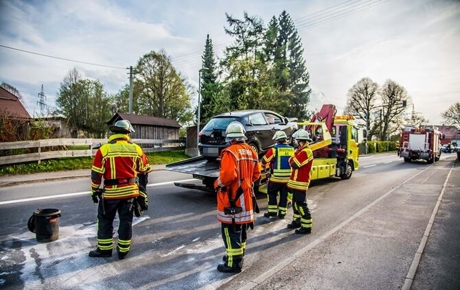 Vorfahrtsunfall fordert eine Verletzte und sorgt fuer Verkehrschaos - Bild 17_20