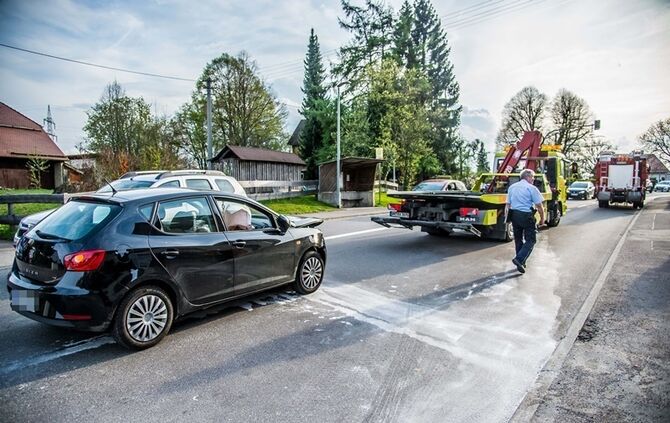 Vorfahrtsunfall fordert eine Verletzte und sorgt fuer Verkehrschaos - Bild 08_21