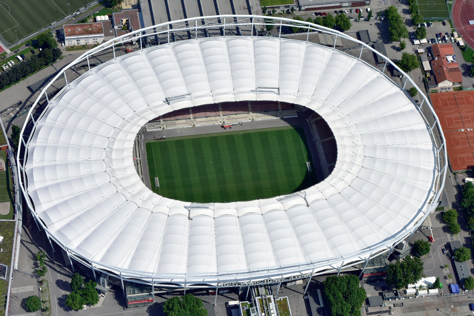Neuer Glanz Fur Die Mercedes Benz Arena Vfb Stuttgart Zeitungsverlag Waiblingen Neuer Glanz Fur Die Mercedes Benz Arena Vfb Stuttgart Zeitungsverlag Waiblingen