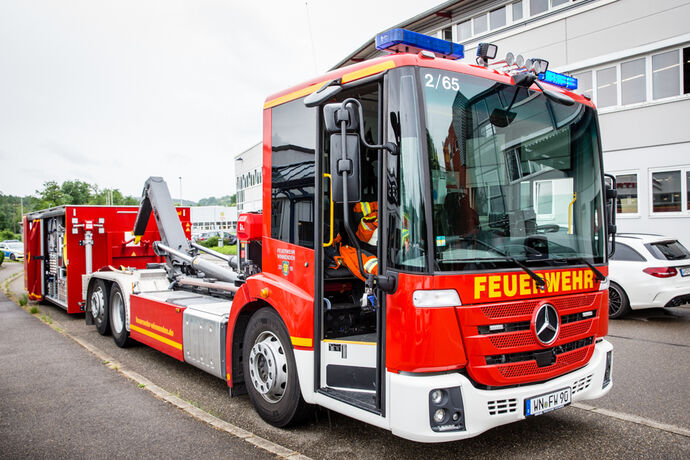 Ölunfall - Hydrauliköl lief aus Autotransporter, Hofkammerstr., Winnenden-Birkmannsweiler, 05.07.2021.
