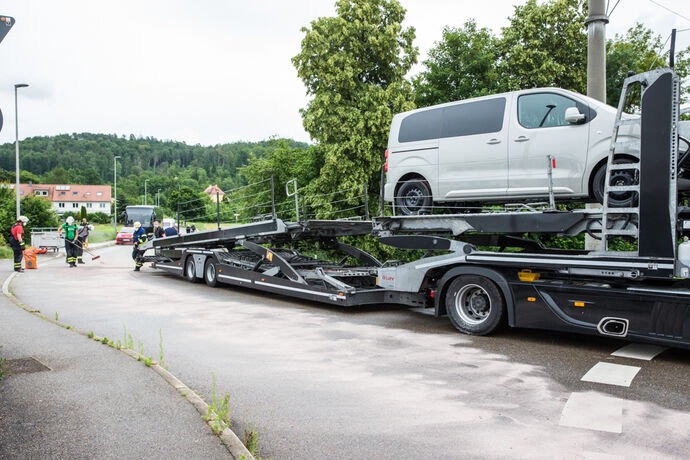 Ölunfall - Hydrauliköl lief aus Autotransporter, Hofkammerstr., Winnenden-Birkmannsweiler, 05.07.2021.