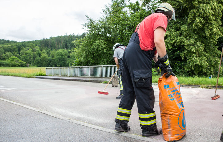 Ölunfall - Hydrauliköl lief aus Autotransporter, Hofkammerstr., Winnenden-Birkmannsweiler, 05.07.2021.