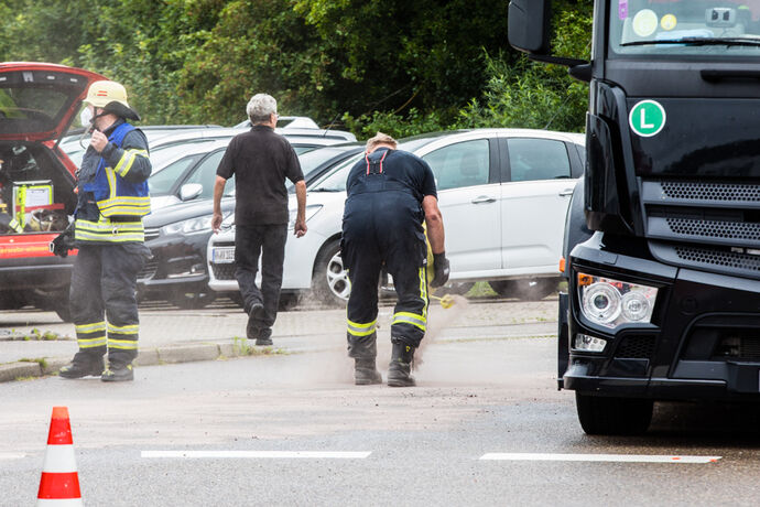 Ölunfall - Hydrauliköl lief aus Autotransporter, Hofkammerstr., Winnenden-Birkmannsweiler, 05.07.2021.
