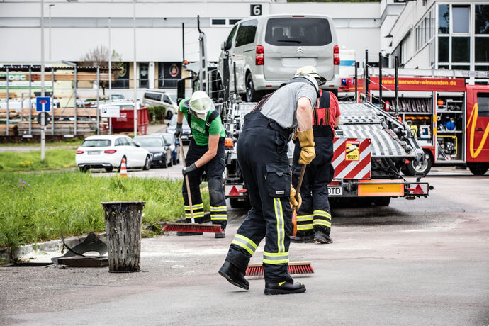 Ölunfall - Hydrauliköl lief aus Autotransporter, Hofkammerstr., Winnenden-Birkmannsweiler, 05.07.2021.
