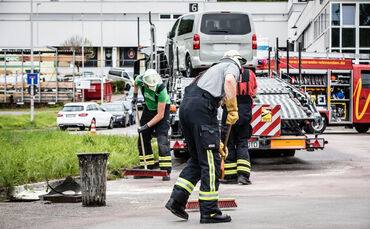 Ölunfall - Hydrauliköl lief aus Autotransporter, Hofkammerstr., Winnenden-Birkmannsweiler, 05.07.2021.