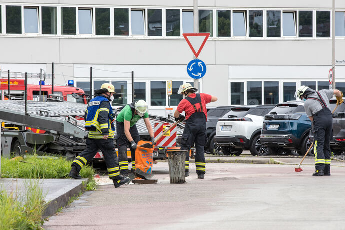 Ölunfall - Hydrauliköl lief aus Autotransporter, Hofkammerstr., Winnenden-Birkmannsweiler, 05.07.2021.