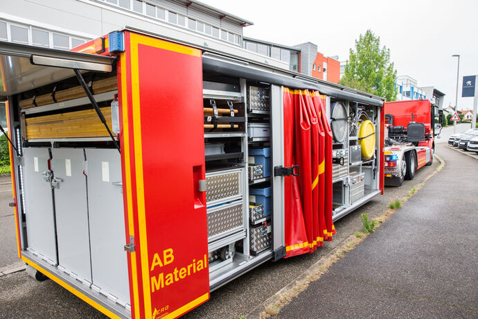 Ölunfall - Hydrauliköl lief aus Autotransporter, Hofkammerstr., Winnenden-Birkmannsweiler, 05.07.2021.