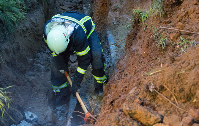 Hund steckt im Rohr fest - Bild 18_5