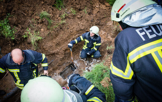 Hund steckt im Rohr fest - Bild 12_11