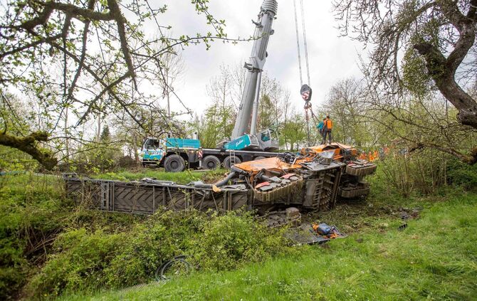 TÃ¶dlicher Arbeitsunfall auf StraÃenbaustelle: AsphaltfrÃ¤smaschine Ã¼berschlÃ¤gt sich in BÃ¶schung - 1 Toter und 1 Schwerverletzter_9
