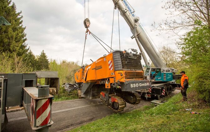 TÃ¶dlicher Arbeitsunfall auf StraÃenbaustelle: AsphaltfrÃ¤smaschine Ã¼berschlÃ¤gt sich in BÃ¶schung - 1 Toter und 1 Schwerverletzter_10