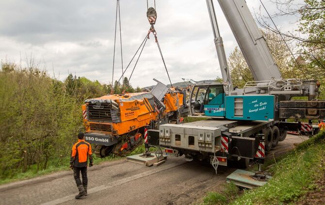 TÃ¶dlicher Arbeitsunfall auf StraÃenbaustelle: AsphaltfrÃ¤smaschine Ã¼berschlÃ¤gt sich in BÃ¶schung - 1 Toter und 1 Schwerverletzter_11