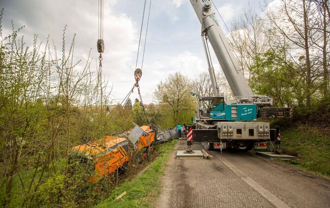 TÃ¶dlicher Arbeitsunfall auf StraÃenbaustelle: AsphaltfrÃ¤smaschine Ã¼berschlÃ¤gt sich in BÃ¶schung - 1 Toter und 1 Schwerverletzter_12