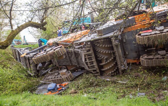 TÃ¶dlicher Arbeitsunfall auf StraÃenbaustelle: AsphaltfrÃ¤smaschine Ã¼berschlÃ¤gt sich in BÃ¶schung - 1 Toter und 1 Schwerverletzter_13