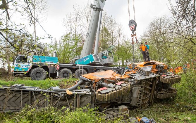 TÃ¶dlicher Arbeitsunfall auf StraÃenbaustelle: AsphaltfrÃ¤smaschine Ã¼berschlÃ¤gt sich in BÃ¶schung - 1 Toter und 1 Schwerverletzter_14
