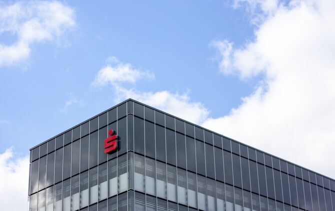 savings-bank-1291517_1920_0