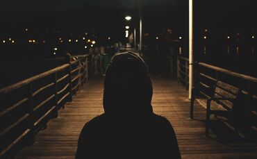 Frau Anonym Symbol Symbolbild Symbolfoto Rechte Gewalt