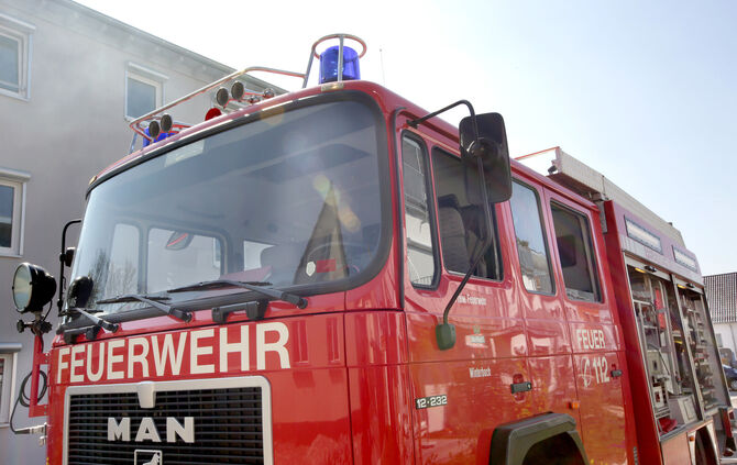 Feuerwehr Blaulicht Feuerwehrauto 112 Einsatz Feuerwehreinsatz Symbolfoto