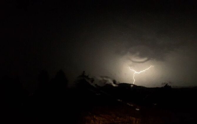 Grosse Tanne stuerzt nach Sturm um - Bltze erhellen den Nachthimmel - Bild 23_11