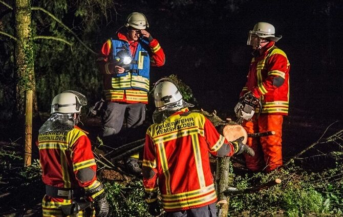 Grosse Tanne stuerzt nach Sturm um - Bltze erhellen den Nachthimmel - Bild 06_21