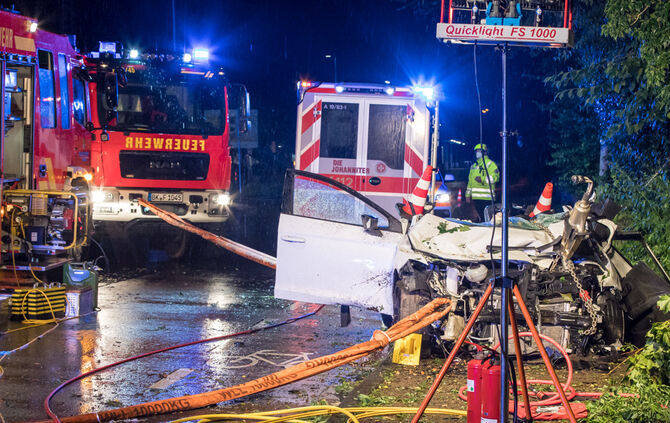 Schwerer Unfall - Fahrer erheblich eingeklemmt, Obere Bahnhofstr., Backnang, 09.07.2021.