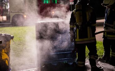 Mehrere Mülltonnen und Stromkasten brennen im Wohngebiet in Weinstadt_0