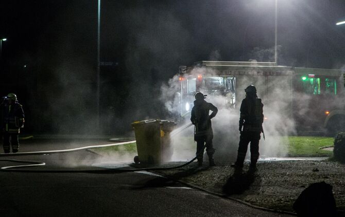 Mehrere Mülltonnen und Stromkasten brennen im Wohngebiet in Weinstadt_1