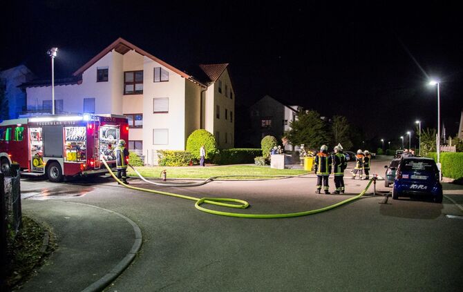 Mehrere Mülltonnen und Stromkasten brennen im Wohngebiet in Weinstadt_2