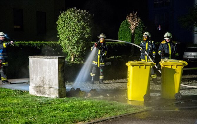 Mehrere Mülltonnen und Stromkasten brennen im Wohngebiet in Weinstadt_3