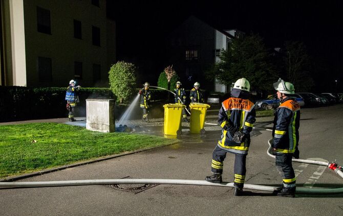 Mehrere Mülltonnen und Stromkasten brennen im Wohngebiet in Weinstadt_4