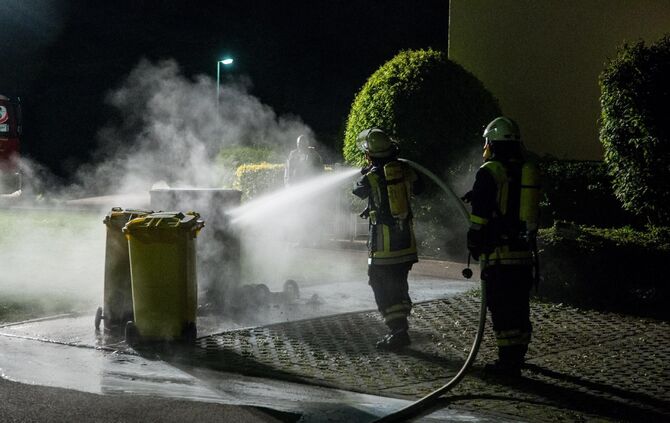 Mehrere Mülltonnen und Stromkasten brennen im Wohngebiet in Weinstadt_5