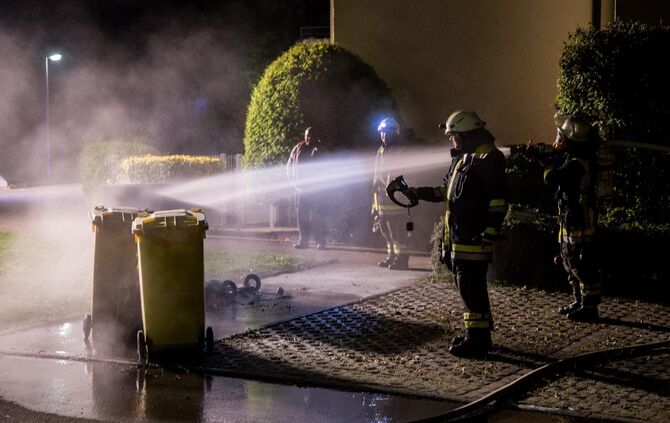Mehrere Mülltonnen und Stromkasten brennen im Wohngebiet in Weinstadt_6