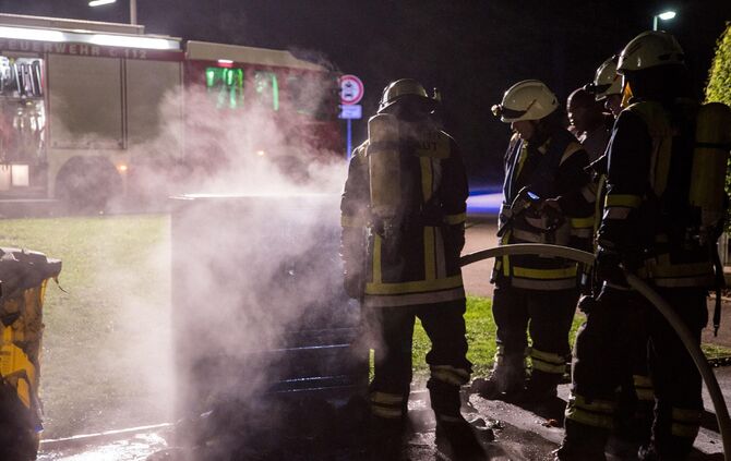 Mehrere Mülltonnen und Stromkasten brennen im Wohngebiet in Weinstadt_7