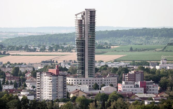 Unrühmliches Wahrzeichen der Region: Der Gewa-Tower in Fellbach._0