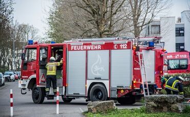 Essen auf dem Herd ruft Feuerwehr auf den Plan - 1 Verletzter - Bild 02_0