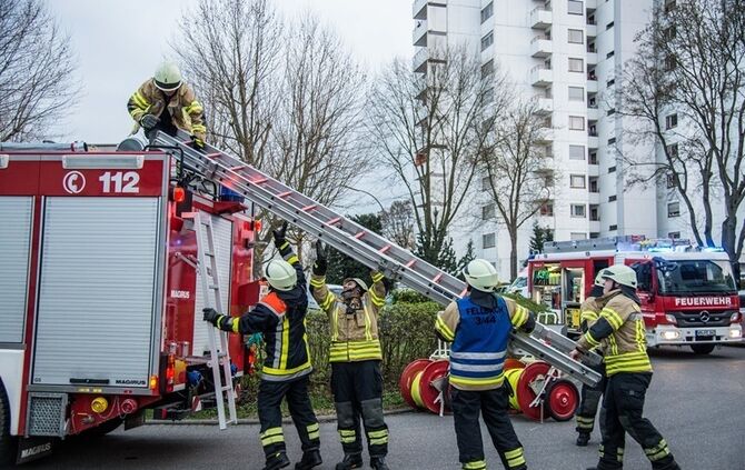 Essen auf dem Herd ruft Feuerwehr auf den Plan - 1 Verletzter - Bild 03_1