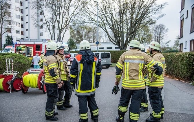 Essen auf dem Herd ruft Feuerwehr auf den Plan - 1 Verletzter - Bild 04_2