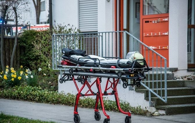 Essen auf dem Herd ruft Feuerwehr auf den Plan - 1 Verletzter - Bild 01_13