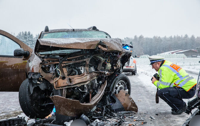 Unfall Burgstetten Erbstetten Maubach Verletzte Feuerwehr Rettungswagen Notarzt_0