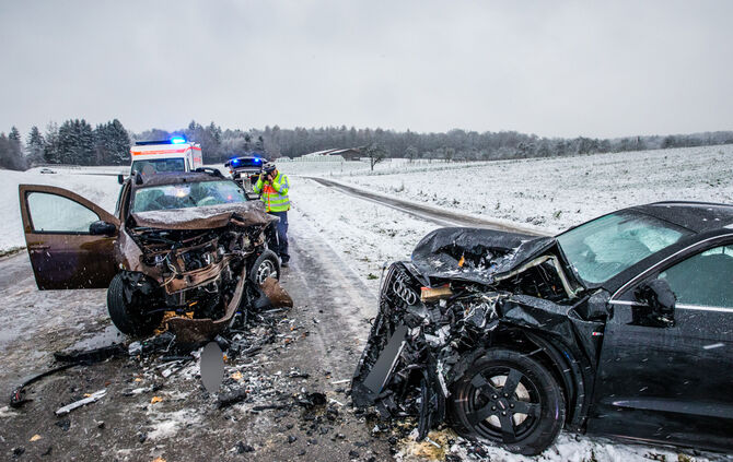 Unfall Burgstetten Erbstetten Maubach Verletzte Feuerwehr Rettungswagen Notarzt_1