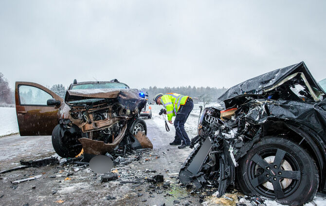 Unfall Burgstetten Erbstetten Maubach Verletzte Feuerwehr Rettungswagen Notarzt_2
